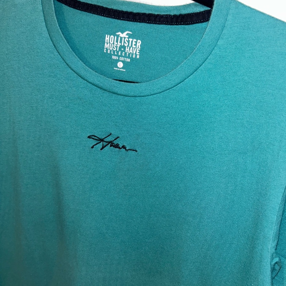 Hollister Men's Aqua Short Sleeve Tee